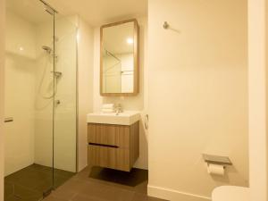CBD 3B2B Suite near everything with Parking and Balcony