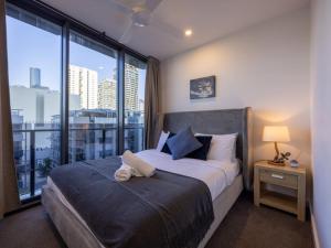 CBD 3B2B Suite near everything with Parking and Balcony