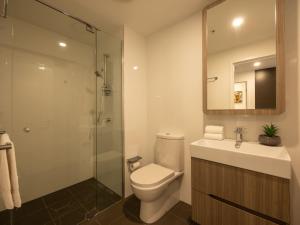 CBD 3B2B Suite near everything with Parking and Balcony