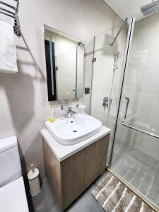 1 Bedroom Apartment in Aeon Towers I City Views I Free Wi-fi, Gym and Pool
