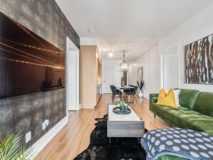 Forma Suites - Downtown Toronto - CN Tower & Rogers Centre