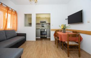 2 Bedroom Awesome Apartment In Dugi Rat 
