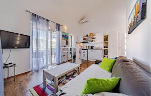 1 Bedroom Stunning Apartment In Broce