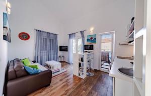 1 Bedroom Stunning Apartment In Broce 