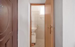 1 Bedroom Cozy Apartment In Pirovac