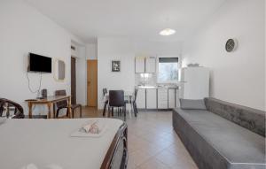 1 Bedroom Cozy Apartment In Pirovac