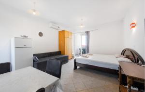 1 Bedroom Cozy Apartment In Pirovac 