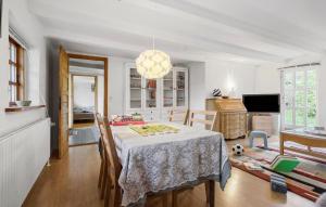 3 Bedroom Cozy Home In Hadsten