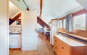 Maisons de vacances 2 Bedroom Nice Home In Tournieres : photos des chambres