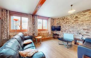 Maisons de vacances 2 Bedroom Nice Home In Tournieres : photos des chambres