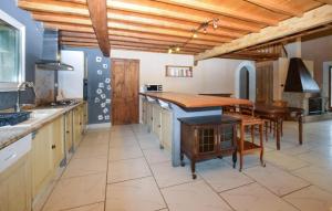 Maisons de vacances 4 Bedroom Lovely Home In Azilone Ampaza : photos des chambres