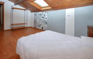 Maisons de vacances 4 Bedroom Lovely Home In Azilone Ampaza : photos des chambres
