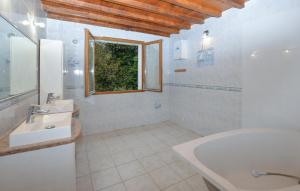Maisons de vacances 4 Bedroom Lovely Home In Azilone Ampaza : Maison de Vacances 4 Chambres