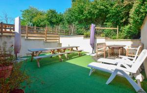 Maisons de vacances Nice Home In Fourches With Sauna : photos des chambres