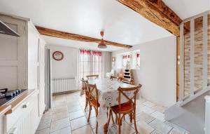 Maisons de vacances Nice Home In Fourches With Sauna : photos des chambres