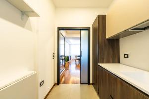 Chiaia-Piazza Amedeo Close Metro Station and Sea