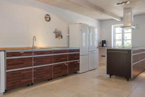 Stunning Home In Rønde With 6 Bedrooms And Wifi