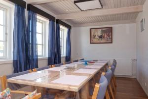 Stunning Home In Rønde With 6 Bedrooms And Wifi