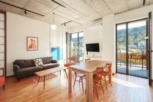 Modern 1BR apt w spacious balcony & a bathtub