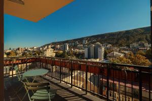 Modern 1BR apt w spacious balcony & a bathtub