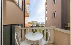 Beautiful Apartment In Dugi Rat 
