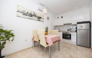 Beautiful Apartment In Dugi Rat 