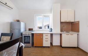 Beautiful Apartment In Pirovac