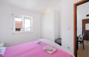 Beautiful Apartment In Pirovac