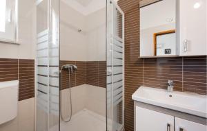 Beautiful Apartment In Pirovac