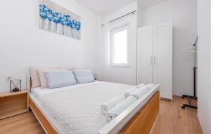 1 Bedroom Gorgeous Apartment In Novalja 