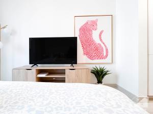 Urban Charm Studio with Balcony in Riviera