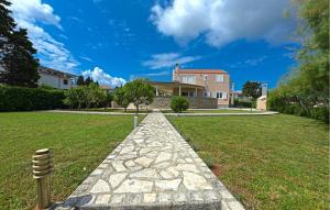 2 Bedroom Cozy Apartment In Ugljan