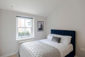 The Tranquil Den - Regents Park - by Frankie Says