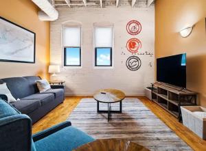 Lakefront Loft - Walk 2 First Energy x Progressive