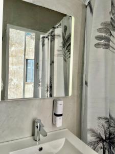 Plaka Central Suite by Zeussuites