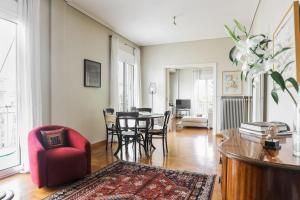 Homz AH07 Top floor 2-bedroom flat near Kallimarmaro