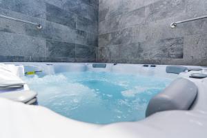 Star House -Jacuzzi & Aircon - 4hvězdičkové hotely ve městě Calheta