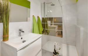 Maisons de vacances Beautiful Home In Sauzet : photos des chambres