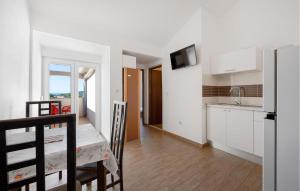 Cozy Apartment In Pirovac With Wifi