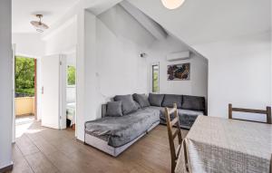 Cozy Apartment In Zlarin With Wifi