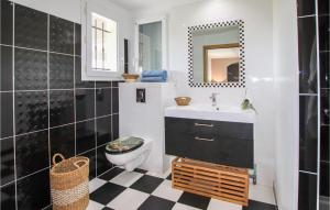 Maisons de vacances Nice Home In Suze-La-Rousse With Wifi : photos des chambres