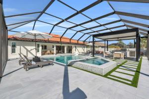 Outdoor and Indoor Paradise -Close to Beach