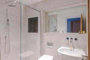 Law & Order - Farringdon - by Frankie Says