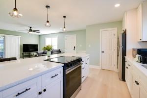 1 Mi to Pier Screened Patio at Murrells Inlet Apt