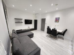 Modern 2BR London Apt Near Tube