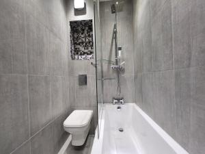 Modern 2BR London Apt Near Tube