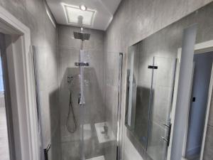 Modern 2BR London Apt Near Tube