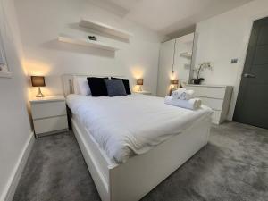 Modern 2BR London Apt Near Tube