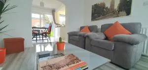 3 bedroom guest House in Brierley hill Contractors & Families Welcome - 布赖尔利希尔