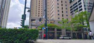 Elite Homestays Family-Friendly Condo Near Malls with Pool & Gym